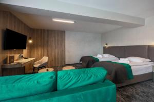 En eller flere senge i et værelse på Hotel Pod Jedlami