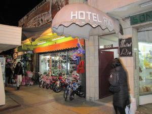 ein Hotelshop mit Motorrädern, die draußen geparkt sind in der Unterkunft Hotel Rio in Rancagua