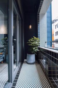 Ein Balkon oder eine Terrasse in der Unterkunft Drizzle Inn