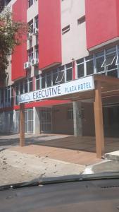 a sign for an expensive plaza hotel in front of a building at Executive Plaza Hotel in Núcleo Bandeirante