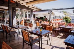 un ristorante con tavoli e sedie su un patio di Hotel Kapri a Bitola