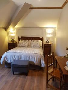 una camera con letto e pavimento in legno di Hotel Rural El Torrejon a Arenas de Cabrales