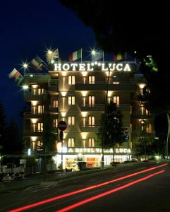 un edificio de hotel con un cartel en él por la noche en Hotel Villa Luca en Chianciano Terme