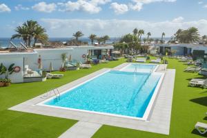 - Vistas aéreas a la piscina del complejo en Bungalows Doña Rosa en Playa del Inglés