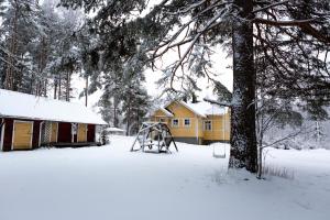 OravisaloにあるHakoniemiの雪遊び場付きの家