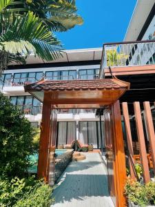 une arche en bois devant un bâtiment dans l'établissement Z&Z House, à Rawai Beach