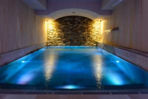niebieski basen w pokoju z kamienną ścianą w obiekcie Ville Sull'Arno we Florencji