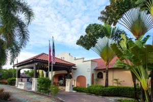 un edificio con cenador y palmeras en Casa del Mar Langkawi, en Pantai Cenang