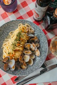 un plato de ostras y pasta sobre una mesa en Hotel Saint-Amour en Durbuy