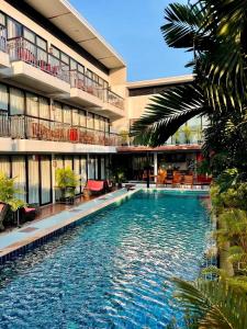 une piscine en face d'un bâtiment dans l'établissement Z&Z House, à Rawai Beach