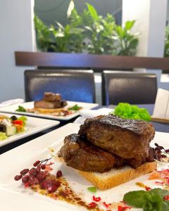 un plato de comida con carne en una mesa en Rhombus Hotel en Luts'k