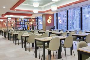 Een restaurant of ander eetgelegenheid bij Riu Plaza Manhattan Times Square