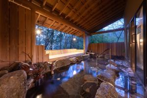 una casa con un estanque en el medio de ella en Ryokan Nushiya, en Gotsu