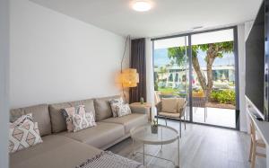 sala de estar con sofá y mesa en Bungalows Doña Rosa en Playa del Inglés