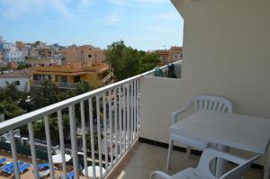 einen Balkon mit einem Tisch und Stadtblick in der Unterkunft Linda in Can Pastilla