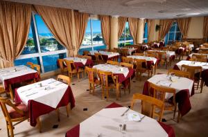 Restauracja lub miejsce do jedzenia w obiekcie Hotel Royal Beach