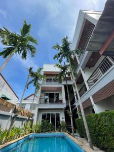 un hôtel avec une piscine en face d'un bâtiment dans l'établissement Vivi Boutique Room Hotel SHA Plus, à Rawai Beach