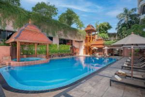 une grande piscine bleue avec un kiosque dans l'établissement The Landmark Bangkok - SHA Extra Plus, à Bangkok