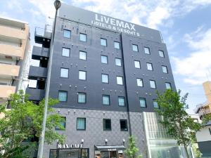 um edifício com um sinal na lateral em HOTEL LiVEMAX Nishinomiya em Nishinomiya