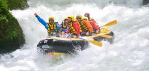 Un gruppo di persone su una zattera in un fiume di Marmore Charming House a Terni