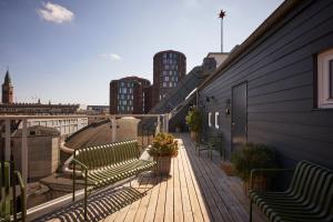 balcón con bancos y vistas a la ciudad en WIDE Hotel, en Copenhague