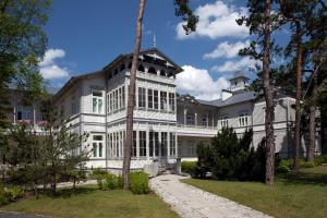 una grande casa bianca con torretta di Nowy Gurewicz a Otwock