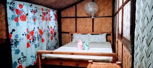 Cette petite chambre comprend un lit avec rideau. dans l'établissement Coron Backpacker Guesthouse, à Coron