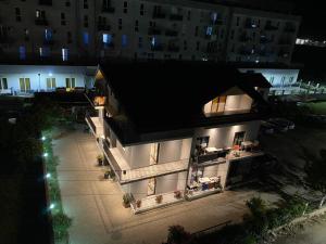 einen Ausblick über ein Gebäude in der Nacht in der Unterkunft Vila Lazri in Shëngjin