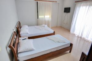 Giường trong phòng chung tại White Hotel