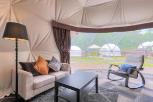 Oleskelutila majoituspaikassa Glamping Resort Varie