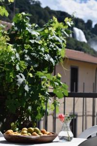 un piatto di frutta su un tavolo con un vaso di Marmore Charming House a Terni