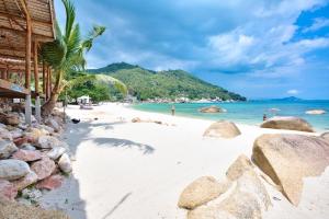 een strand met rotsen en mensen in het water bij Crystal Bay Yacht Club Beach Resort in Lamai