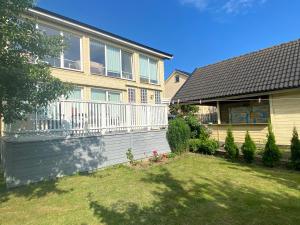 une maison avec une clôture blanche à côté d'une cour dans l'établissement Anita, à Kristianstad