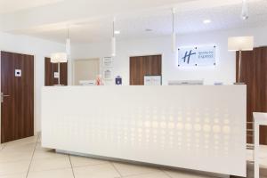 Predvorje ili recepcija u objektu Holiday Inn Express Toulon - Est, an IHG Hotel