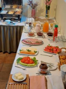 斯伽爾達的住宿－桑塔酒店，一张桌子上放着许多盘子的食物