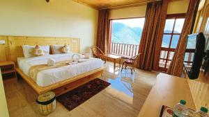 Ein Bett oder Betten in einem Zimmer der Unterkunft The Vintage Hill Village - Himalayan Boutique Resort