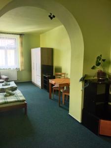 sala de estar con mesa y comedor en Hotel Jaro en Mělník