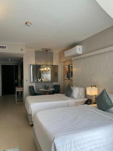 Cama ou camas em um quarto em AEON SUITES STAYCATION managed by ARIA HOTEL