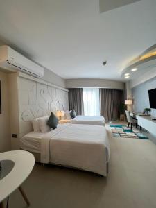 Cama ou camas em um quarto em AEON SUITES STAYCATION managed by ARIA HOTEL