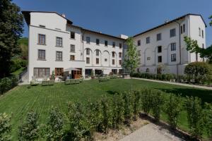 a large white building with a garden in front of it at Villa Neroli in Florence