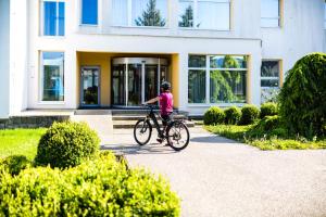 ルハチョヴィツェにあるNivamareの自転車に乗る少女