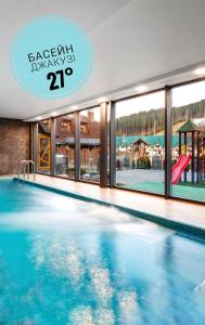 una piscina en un hotel con las palabras Blackhawk resort de lujo en Korona Hotel&SPA, en Bukovel