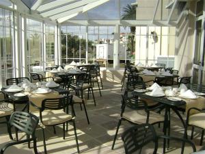 A restaurant or other place to eat at The Calders Hotel & Conference Centre