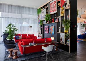 citizenM Washington DC NoMa tesisinde bir oturma alanı