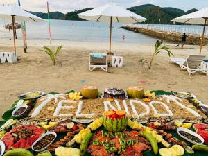 - une table de nourriture sur une plage donnant sur l'océan dans l'établissement Pangulatan Beach Resort, à El Nido