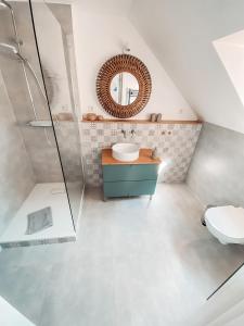 a bathroom with a sink and a mirror at Damwildfarm in Rollerbü Südschweden in Tyringe