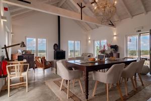 - une salle à manger et un salon avec une table et des chaises dans l'établissement Monte do Pocinho, à São Domingos