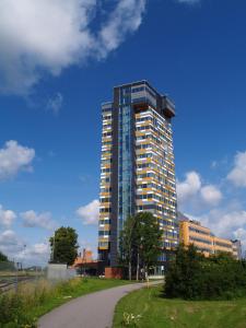 un edificio alto con un camino delante de él en Sky Hotel Apartments Tornet en Linköping