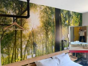 um quarto com um mural de parede de uma floresta em Metro Inns Newcastle em Newcastle upon Tyne