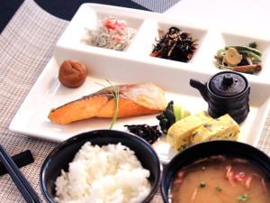 un plato de comida con sushi y arroz en una mesa en BREATH HOTEL, en Fujisawa